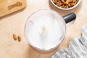 Йогурт из миндального молока